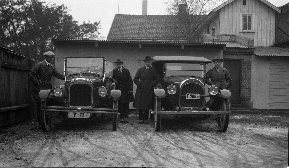 Biltur ca. 1923-25, fire bilder. Bilen med reg.nr. F-2699 er en 1924-modell Oldsmobile Tourer tilhørende mølleeier Nicolai Martinius Pedersen Skansen som flyttet fra Østre Toten i 1908 etter å ha virket som møller flere steder i distriktet. Han var født i Biri, og endte opp i Drammen.
Bilen med reg.nr. F-73 er en 1923/24-modell Chevrolet Tourer tilhørende fabrikkeier Carl Chr. Møller i Drammen.
Personene er ikke identifisert, men det er rimelig å anta at ihvertfall noen er sønner av nevnte Skansen.
Stedene er nok litt forskjellig, men bilde nummer to er etter det en eldre Drammens-beboer mener trolig Tollbugata i Drammen der Skansens mølle holdt til.