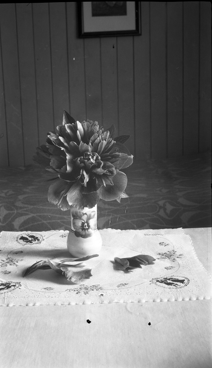 Blomstervase på et bord.