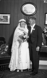 Brudepar og bryllupsgjester. 3 bilder. Ingen av personene er