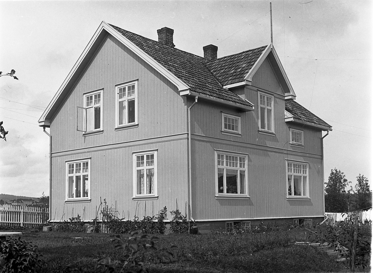 Villa, trolig i Nedre Evangsgutua på Lena. Villaen tilhørte Einar Solem.