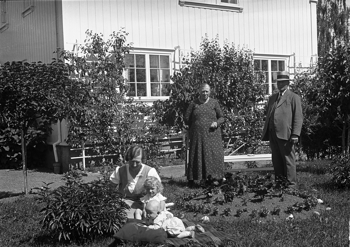 David og Helene Seierstad med dattera Borghild, gift Johanson, og hennes barn Helene og Johan. Foran David Seierstads villa Valhøi på Lena ca. 1935.