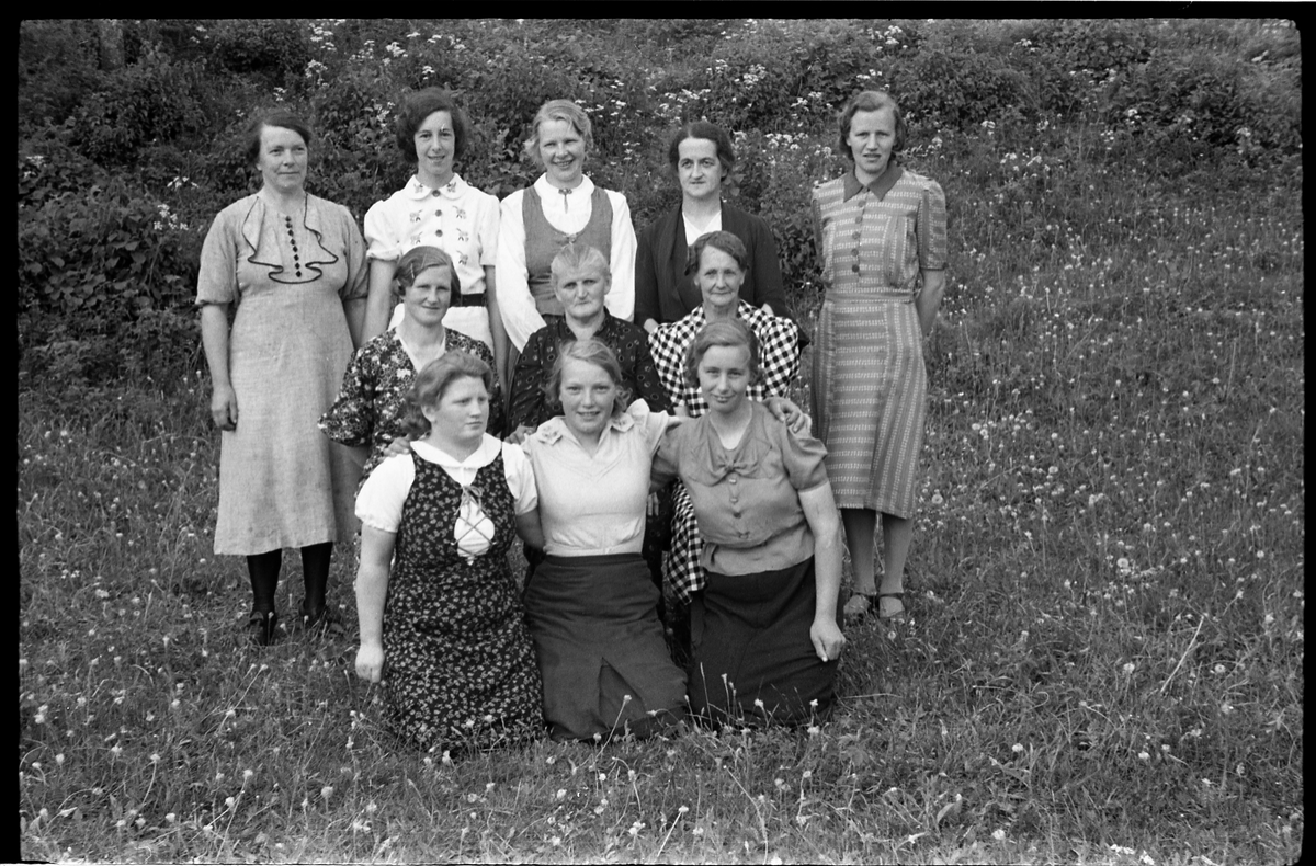 Kraby Arbeiderkvinnegruppe juni 1939. Bildene kan være tatt i forbindelse med at gruppa hadde sin nye fane klar. Serie på 6 bilder. Personene (bilde nr. 1):
Sittende foran fra venstre: Mally Tallerud, Ågot Lier, Nelly Moen. 
Bak fra venstre: Telma Moen, Ellen Lieshagen, Palma Gihleengen, Asta Hansen, Jeanette Tallerud, Mally Solberg, Marie Johansen, Anna Lieshagen.