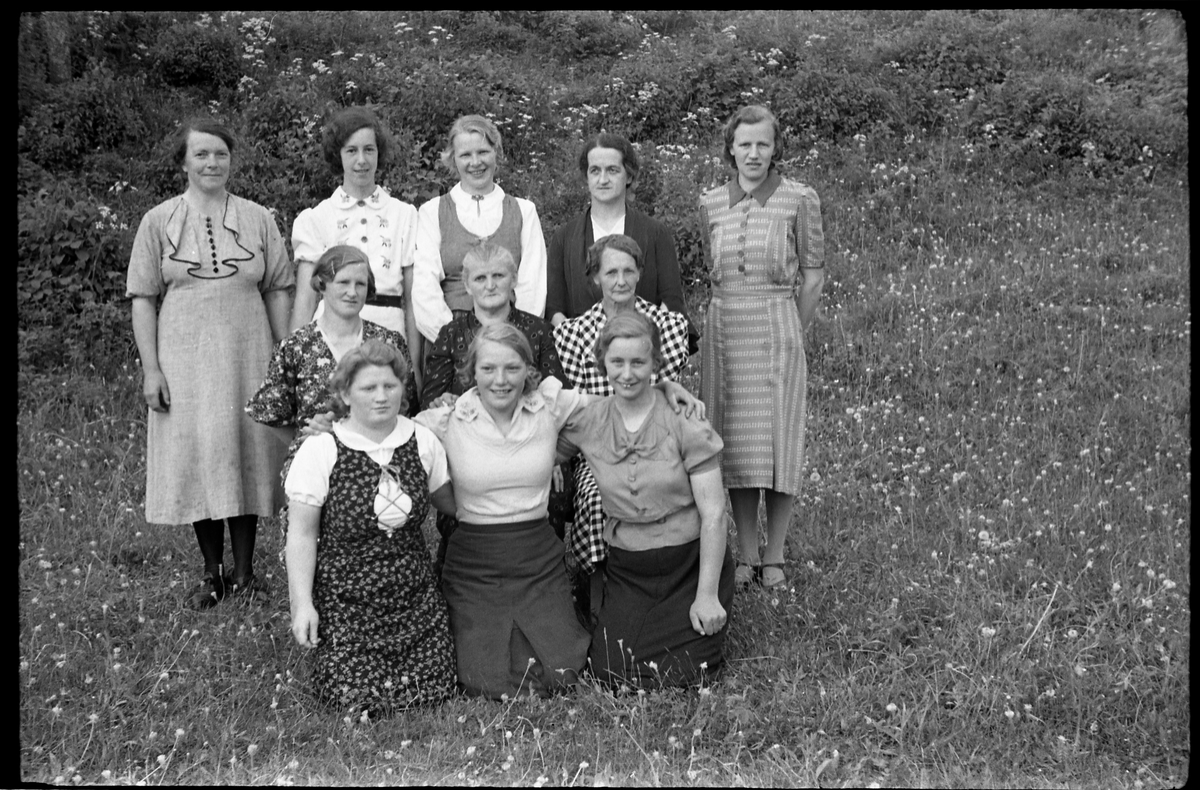 Kraby Arbeiderkvinnegruppe juni 1939. Bildene kan være tatt i forbindelse med at gruppa hadde sin nye fane klar. Serie på 6 bilder. Personene (bilde nr. 1):
Sittende foran fra venstre: Mally Tallerud, Ågot Lier, Nelly Moen. 
Bak fra venstre: Telma Moen, Ellen Lieshagen, Palma Gihleengen, Asta Hansen, Jeanette Tallerud, Mally Solberg, Marie Johansen, Anna Lieshagen.