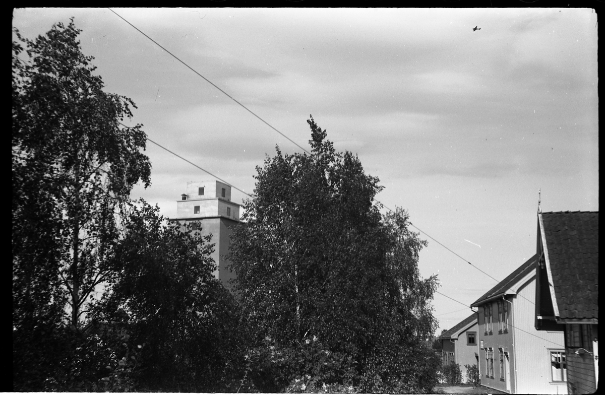 Tyske fly på himmelen, noen over Kraby og noen over Lena. April/Mai 1940. Serie på sju bilder.