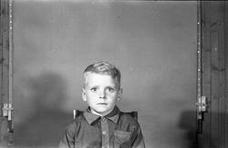 Portrett av uidentifisert gutt og jente. To bilder av gutten