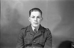 Portrett av uidentifisert mannsperson. Fem bilder. Mannen sy