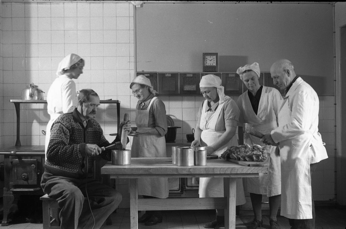 Bearbeiding av slakt på Rogneby mars 1945. Serie på sju bilder.
Personer bilde nr. 1 (fra venstre): Anders Johansen (som lodder bokser), Eva Wang (i profil), Hanna Johansen, Berta Johansen, Bergljot Holm, og slakteren Julius Gimle.