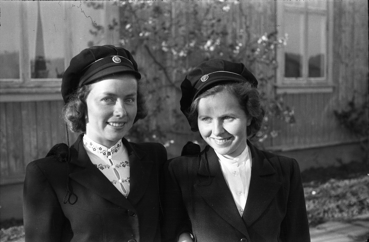 Tvillingene Arnhild (til høyre) og Marit Solem, trolig 17.mai 1945.