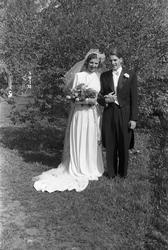 Antatt brudeparet Roar Narum og Vera Gjestvang, mai 1947. Se