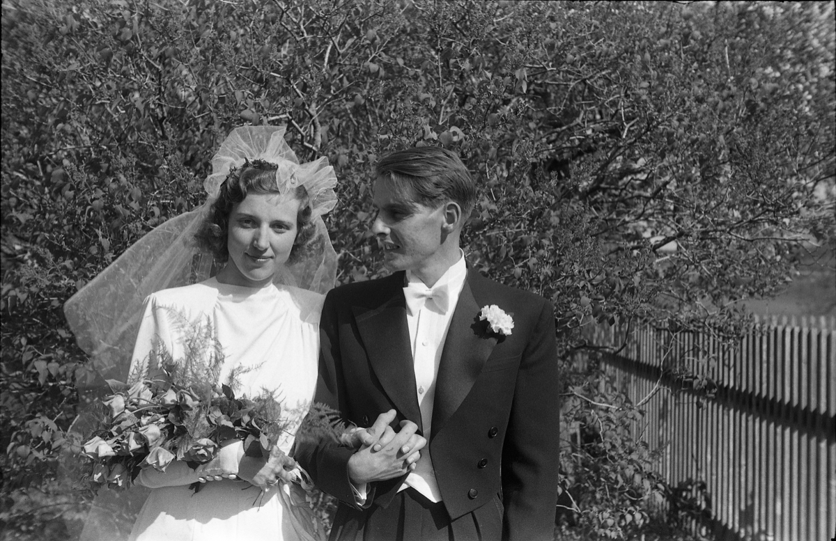 Antatt brudeparet Roar Narum og Vera Gjestvang, mai 1947. Serie på 12 bilder.