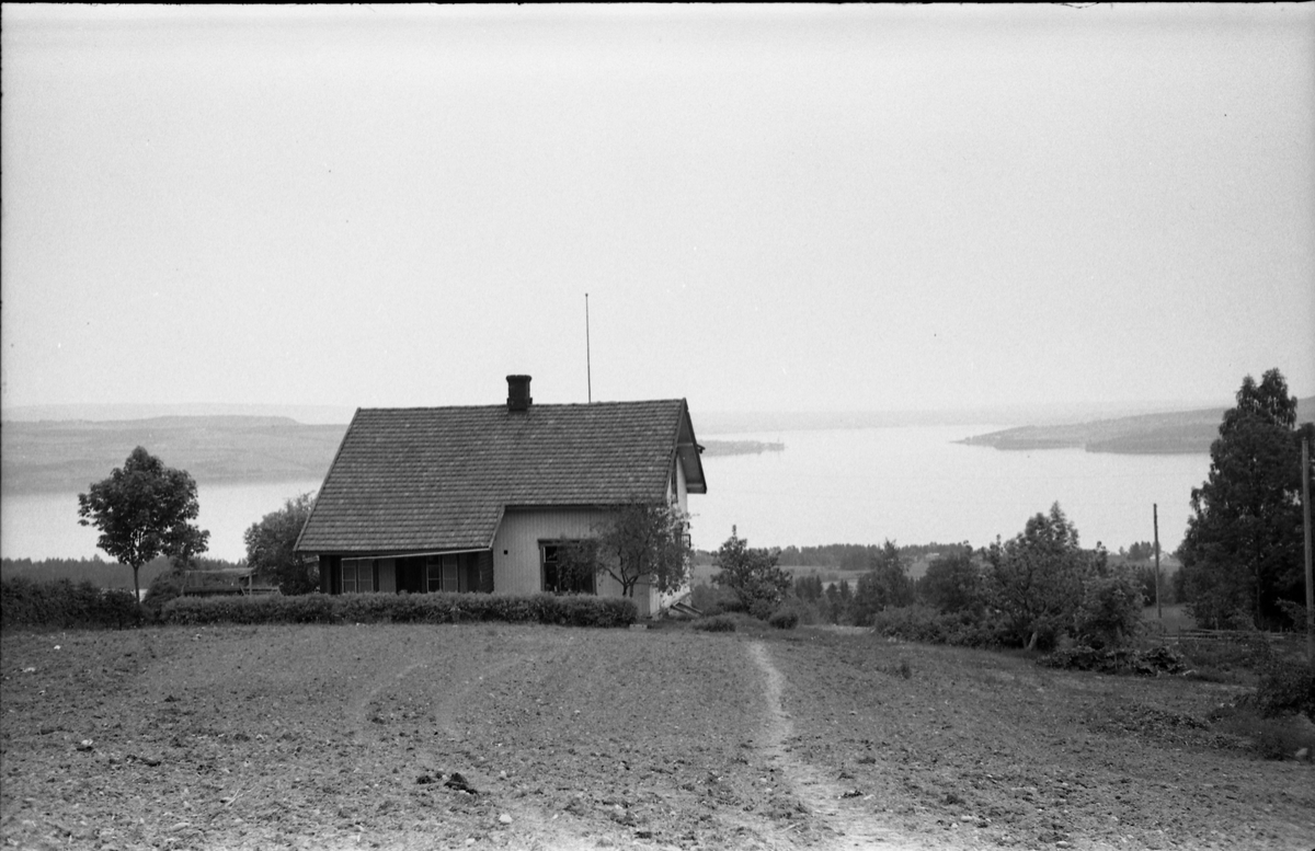 Antatt eiendommen Bakketun i Bjørnsgårdgutua, Østre Toten. Fem bilder, noen med utsikt mot Mjøsa og Helgøya/Nes..