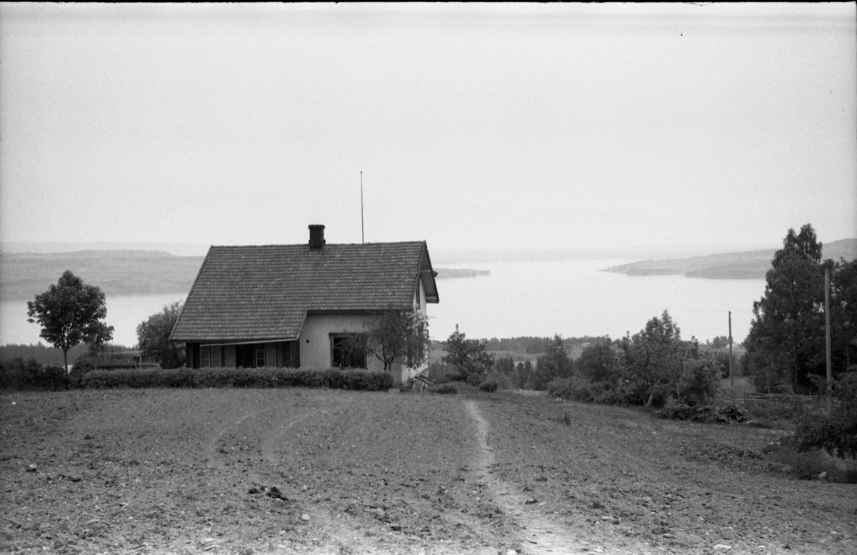 Antatt eiendommen Bakketun i Bjørnsgårdgutua, Østre Toten. Fem bilder, noen med utsikt mot Mjøsa og Helgøya/Nes..