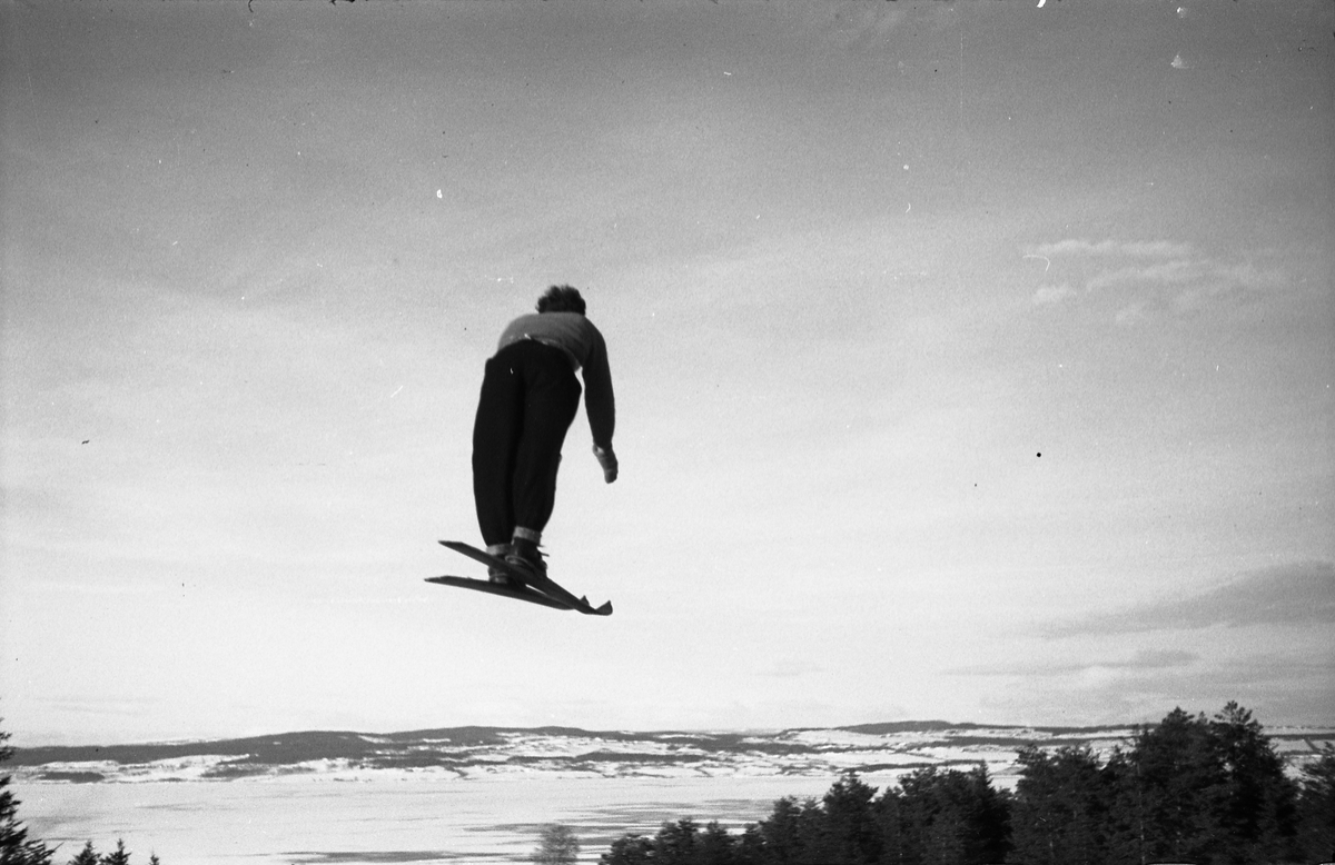 Hopprenn i Bratlandsbakken på Kapp, februar 1948. Hoppere i svevet. Serie på 17 bilder.
