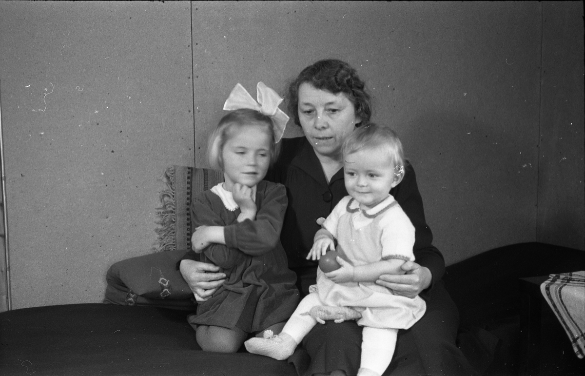 Portrett av to barn. Kari Hovengen og hennes bror Øyvind. Åtte bilder. På de tre siste er barna sammen med en uidentifisert kvinne.