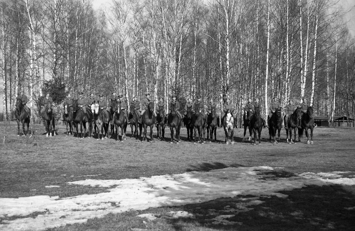 Ryttere på linje. Hærens Hesteskole på Starum mars/april 1949. Noen er identifisert. Fra venstre: Ragnar Mo (nr. 5), Nils Sundby (nr. 6), Sverre Norli (nr. 8), Bjart Ording (nr. 10), Finn Gjestvang (nr. 12), Arne Berg (nr. 14), Ottar Markeng (nr. 16). Fem bilder.