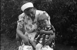 Fem bilder av en uidentifiserrt kvinne med en jentunge.