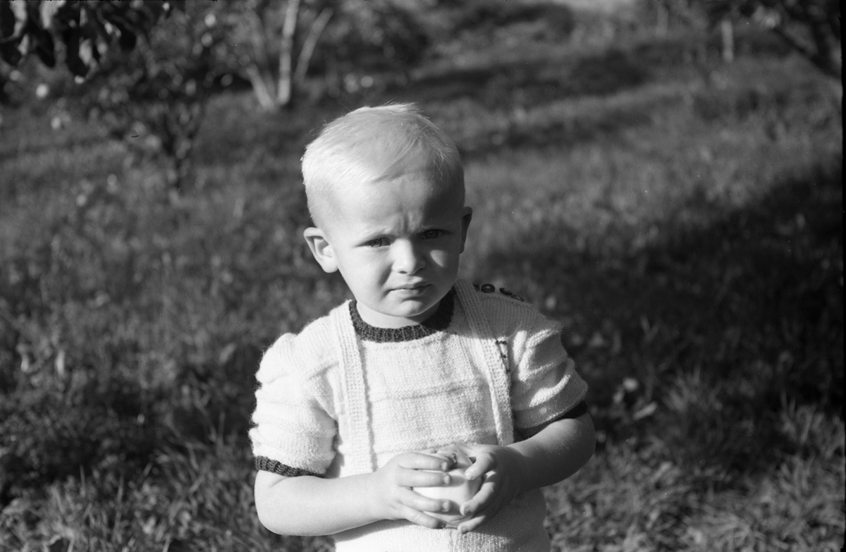 Portrett av en kvinne og en liten gutt. Antatt Ågot Lier og sønnen Knut Erik. Serie på seks bilder, to av de to sammen, de øvrige gutten alene. August/September 1949.