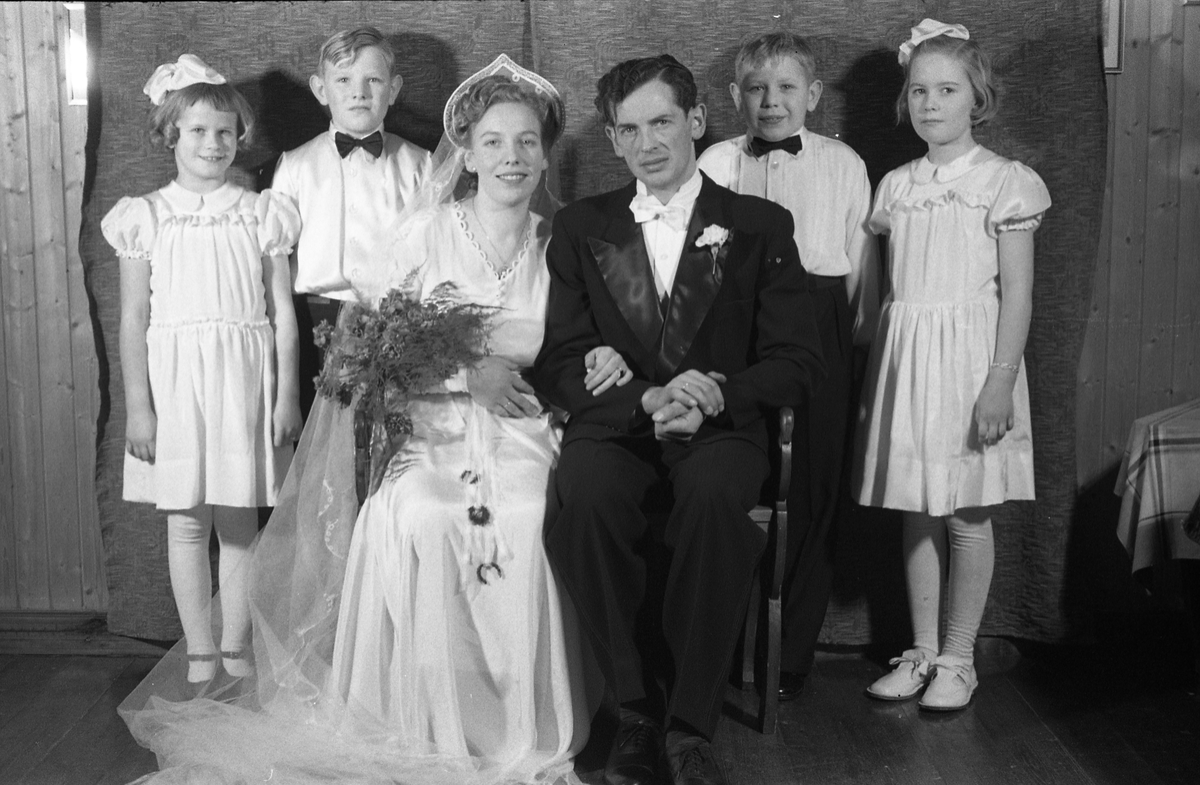 Fem bilder av brudepar med brudepiker og brudesvenner. Brudeparet er trolig Eva Skjellerud og Gunnar Sigfred Andersen som ble viet i Hoff kirke nyttårsaften 1949.