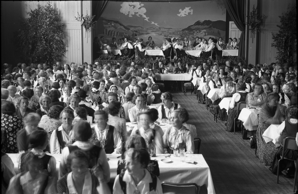 Fra Oppland Bondekvinnelags årsmøte i Østre Toten Festivitetslokale, 3. og 4.juni 1950. Sju bilder fra festmiddagen inne i lokalet.