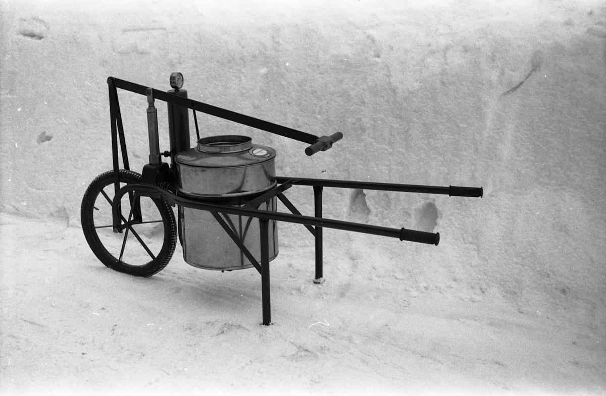 Hagesprøyte på trillebår. Trolig et produkt fra Kubberuds verksted i Lensbygda. Seks bilder.