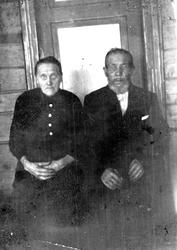 To eldre mennesker. Hanna Olausen og Peder Olausen, Vika,Tra