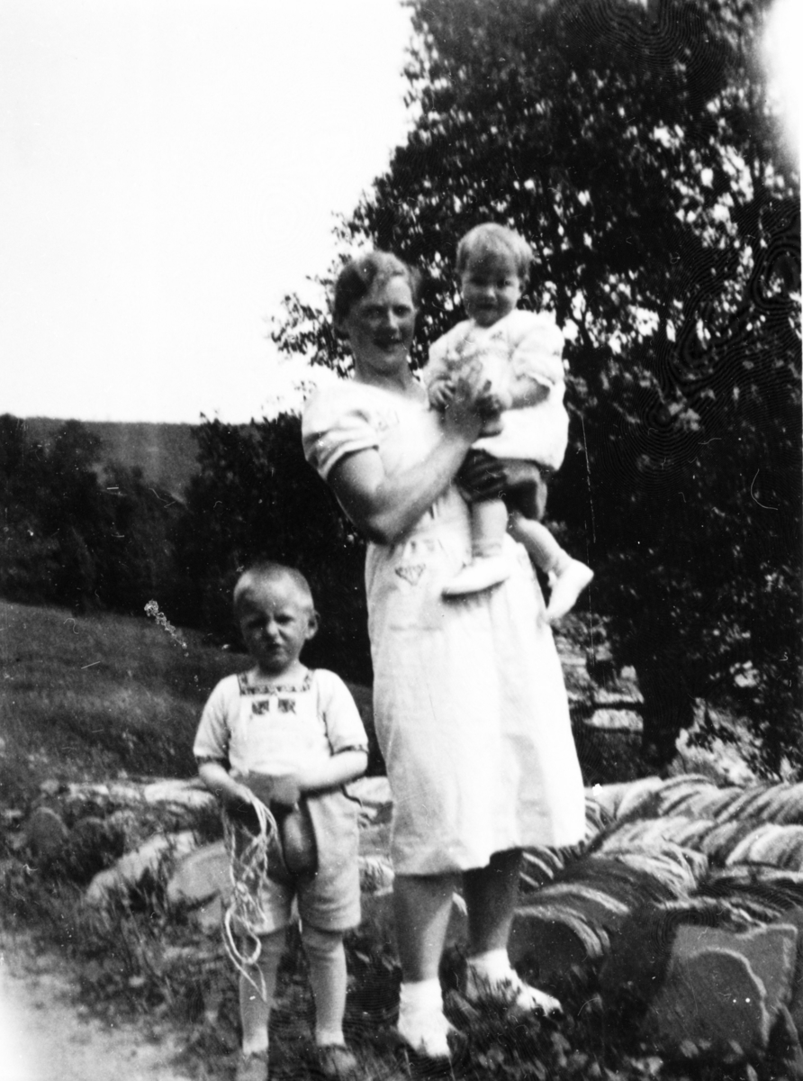 Ruth Andreassen med to barn. Vangsvik 1946.