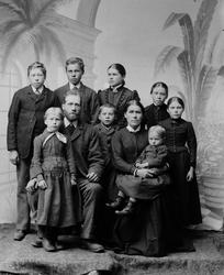 Familie, atelier. Familiegruppe av familien til Jon Ols. Fla