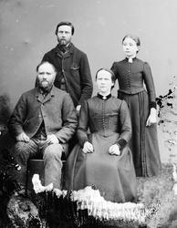 Foto av to menn og to kvinner. Trolig fra Sunndal kommune. F