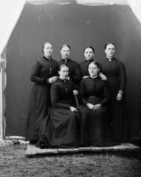 Gruppefoto av seks kvinner. Ukjent hvem de er eller i hvilke