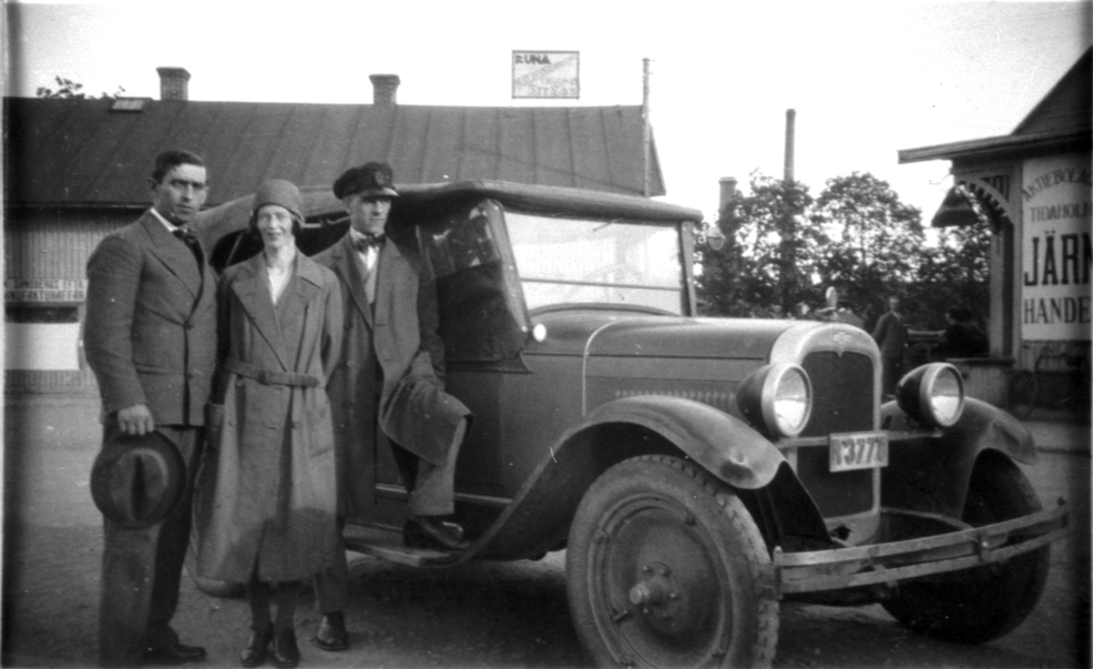 Charkuterist J Janssons (från Ekedalen) Chevrolet årsmodelll 1931. Fotot taget utanför Tidaholms järnhandel.