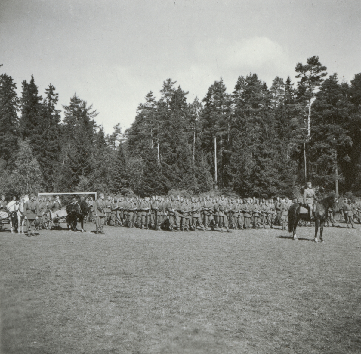 Soldater från Södermanlands regemente I 10 samlade på fält.