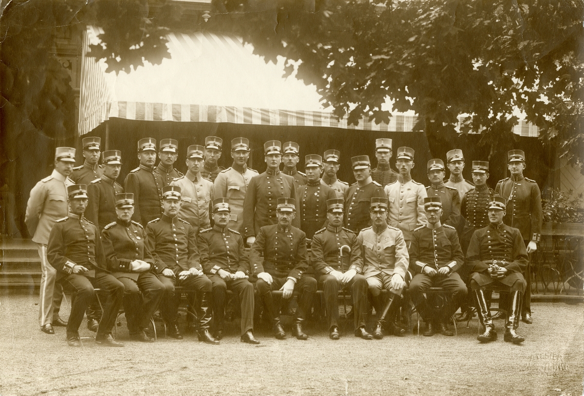 Grupporträtt av officerare vid V. Arméfördelningen under fältövningar i Sala, augusti 1918.