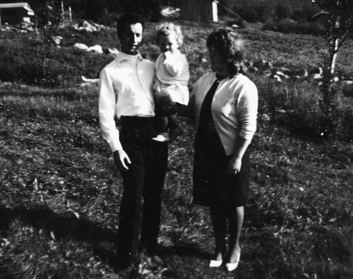 Marie og David Edwards med datteren Lynn på Myklenes, Tranøy 1964.