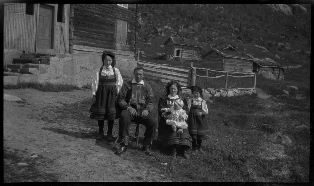 Sverre Meyer-Knutsen og Finn Johannessen på tur i fjellområdene rundt Blåsjø. Det er bilder fra fjellet, leirplasser, Grjotdokken jakthytte, Stranddalen turisthytte, en familie fra Hisdal og besøk fra to unge kvinner ved en støl.