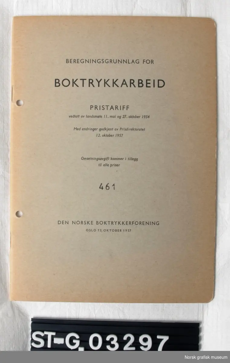 Pristariff vedtatt av landsmøtet 11. mai og 27. oktober 1954
Med endringer godkjent av Prisdirektoratet 12. oktober 1957
Omsetningsavgift kommer i tillegg til alle priser
Stemplet "461"
Den norske boktrykkerforening, Oslo, 12. oktober 1957
