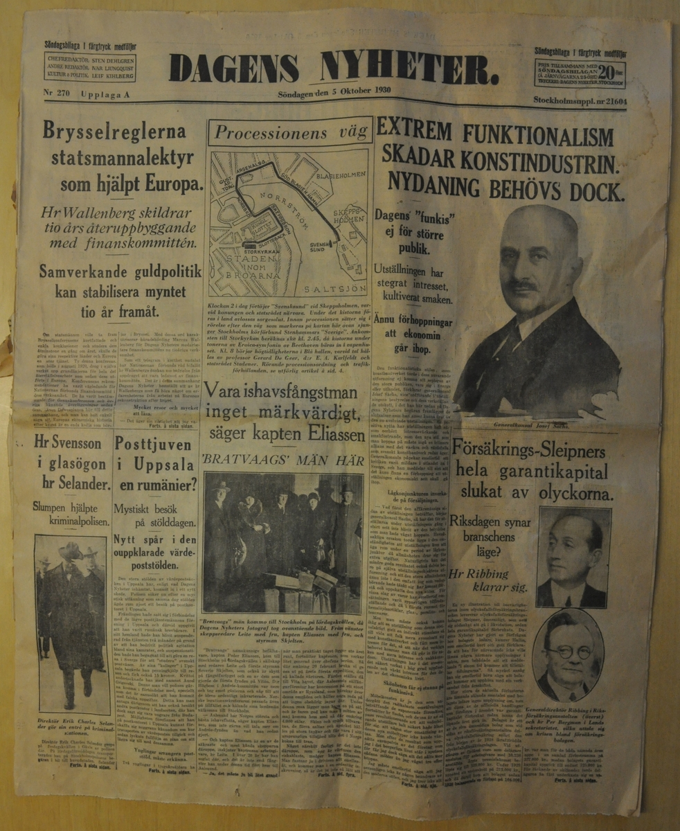 Dagens Nyheter, 5 okt 1930. Framsida med bl a illustration över processionens väg med kistorna med Andrée, Strindberg och Fraenkel från Skeppsholmen till Storkyrkan.