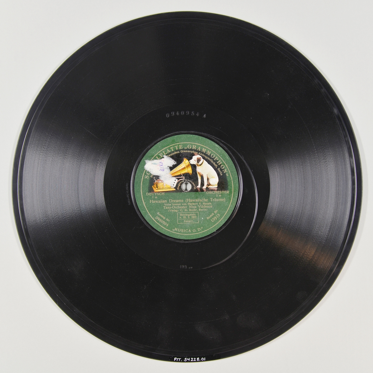 FTT.54228.01:
Svart grammofonplate laget av bakelitt og skjellak. Etiketten er grønn med skrift i gull, for tekst se "Påført tekst/merker". På etiketten er det bilde av en hund som sitter og lytter til en grammofon.

FTT.54228.02:
Plateomslaget til platen er laget av lysebrunt papir  som er limt langs to av kantene. På omslaget står det Polydor med logoen til Polydor (en sittende figur). Det er også informasjon på tysk og engelsk.