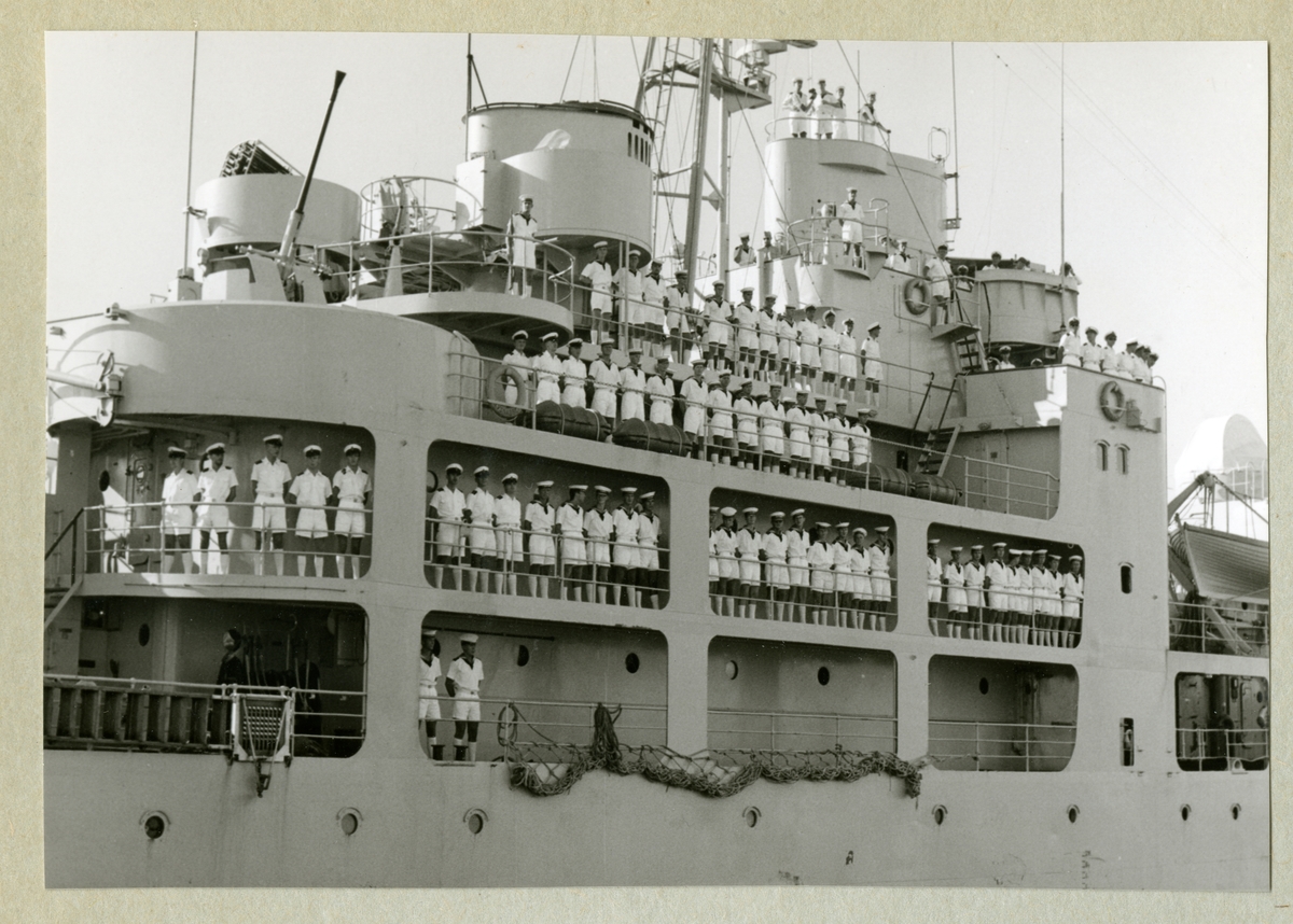 Bilden föreställer en sektion av HMS Älvsnabben med besättningen uppställda i så kallade paradstationer under långresan 1966-1967.