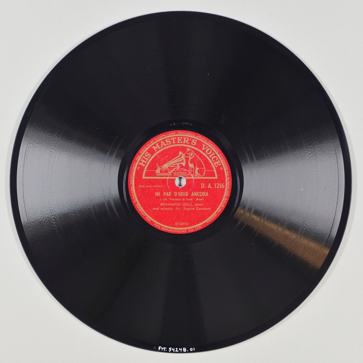 FTT.54248.01:
Svart grammofonplate laget av bakelitt og skjellak. Etiketten er rød med skrift i gull, for tekst se "Påført tekst/merker". På etiketten er det bilde av en hund som sitter og lytter til en grammofon (kjennetegnet til "His Master's Voice"). Tegningen er gjort i gull mot den røde bakgrunnen.

FTT.54248.02:
Plateomslaget til platen er laget av lysebrunt papir som er limt. Tekst og illustrasjon er gjort i mørkere brunt. For tekst for forsiden av plateomslaget se "Påført tekst/merker". På den ene siden er logoen til HMV sammen med tegningen av en grammofon. På den andre siden er logoen til HMV samt tegningen av et orkester, en plate og et kabinett.