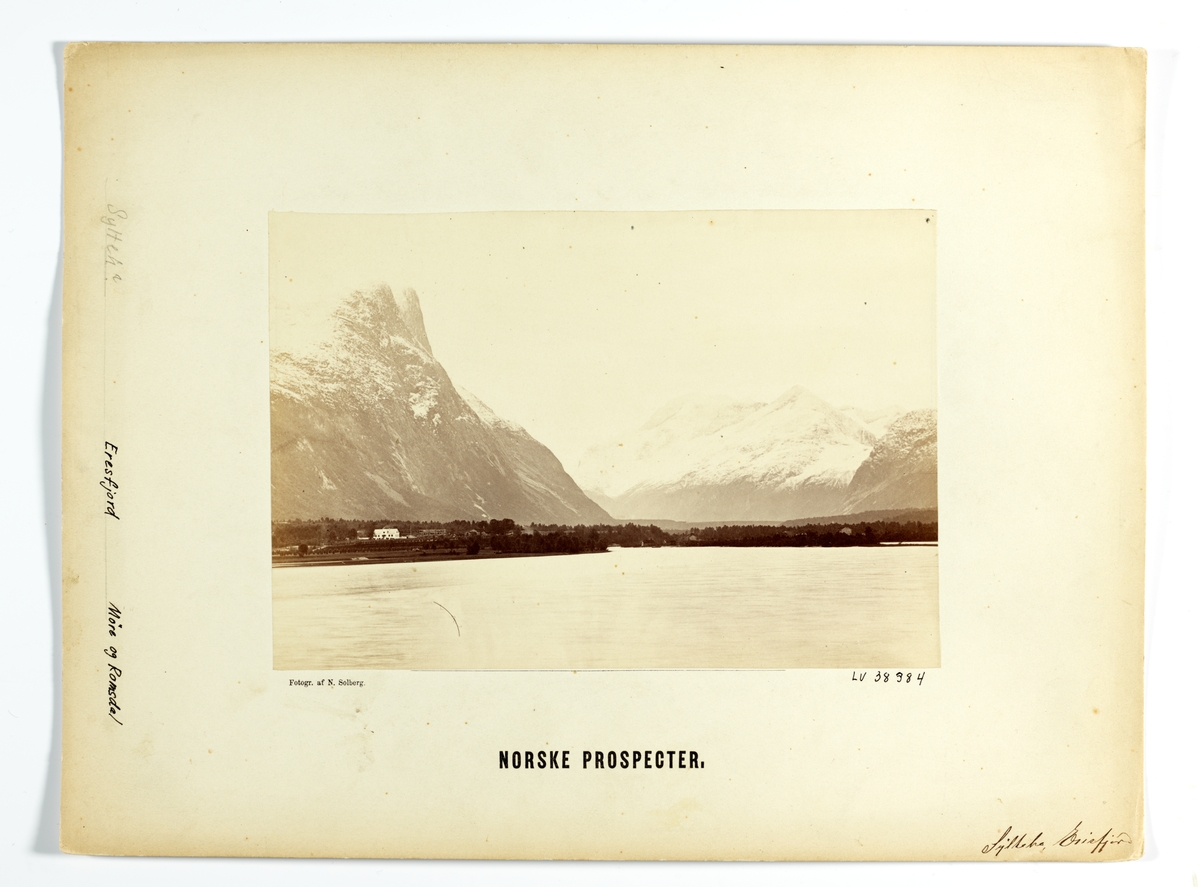 Landskap, Eresfjorden, Nesset, muligens ved Syltebøen innerst i fjorden. 
Fra fotograf N. Solbergs serie "Norske Prospecter".