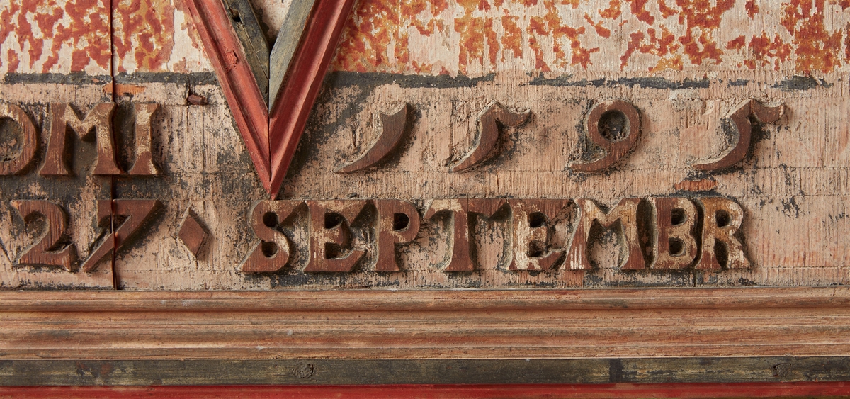 Bokstavene i innskripsjonene utskåret i tre
