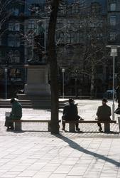 Ved Wergelandsstatuen på Eidsvolls plass.