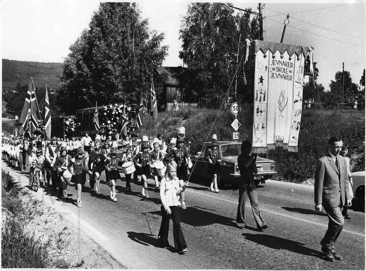 17. mai feiring på Jevnaker. Haakon Skøien går foran Jevnaker skoles fane og 17. mai tog med korps.
