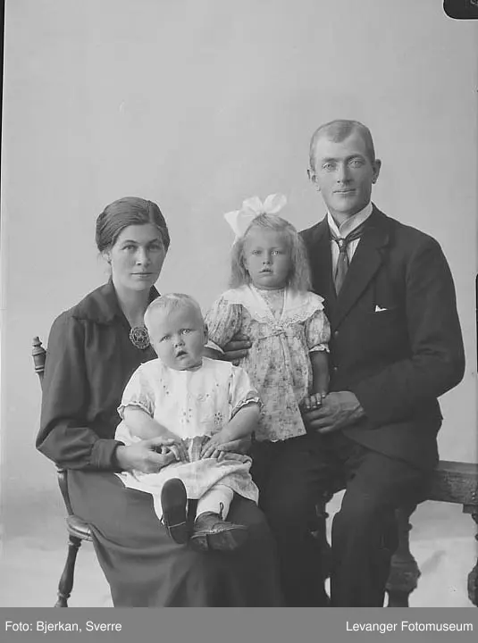Borghild og Julius Bye med barna Ragnhild og Åshild - Levanger ...
