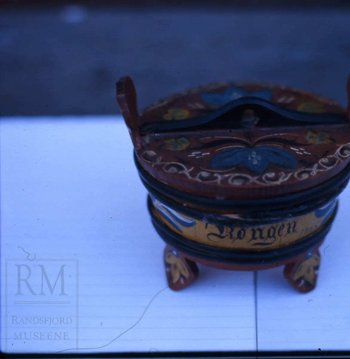 Tiner og boller fra Skjelbreia gård.