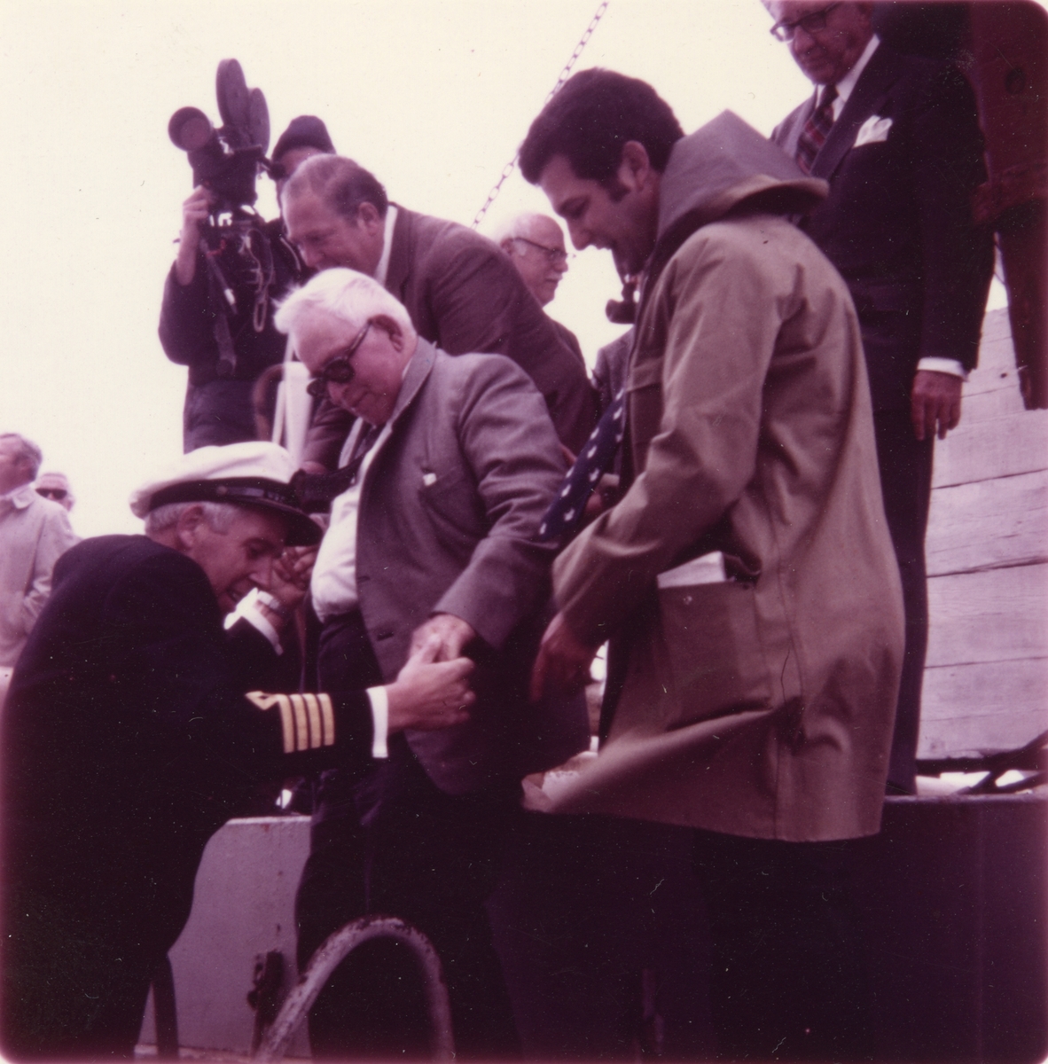 Kapteinen på 'Star Billabong' hilser på ukjent person i forbindelse med hjemsending av 'Gjøa' i 1972
