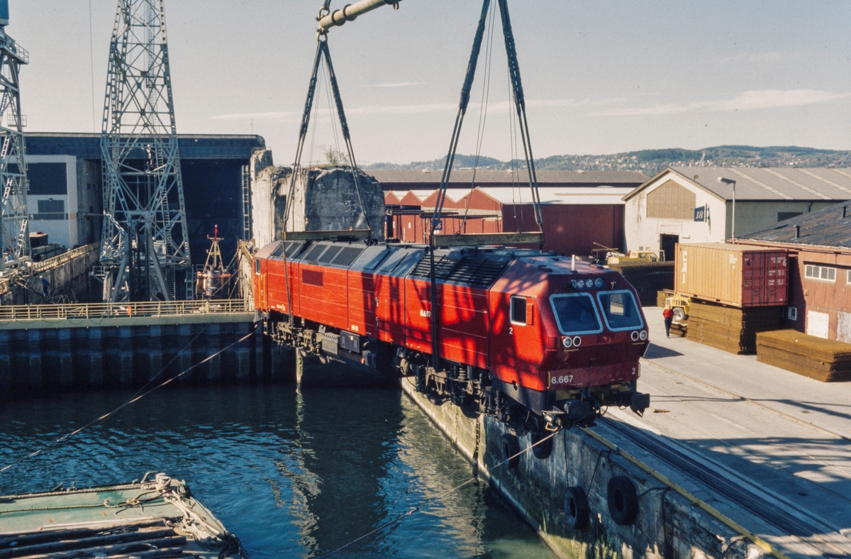 Fotoserie fra utskipningen av 11 diesellokomotiver type Di 6 i mai 1999.