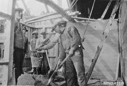 Menn som bygger et eller annet?