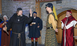 Biskop Mogens hytter med neven mot en adelsmann mens kardinalen og andre middelalderborgere står og ser på. (Foto/Photo)