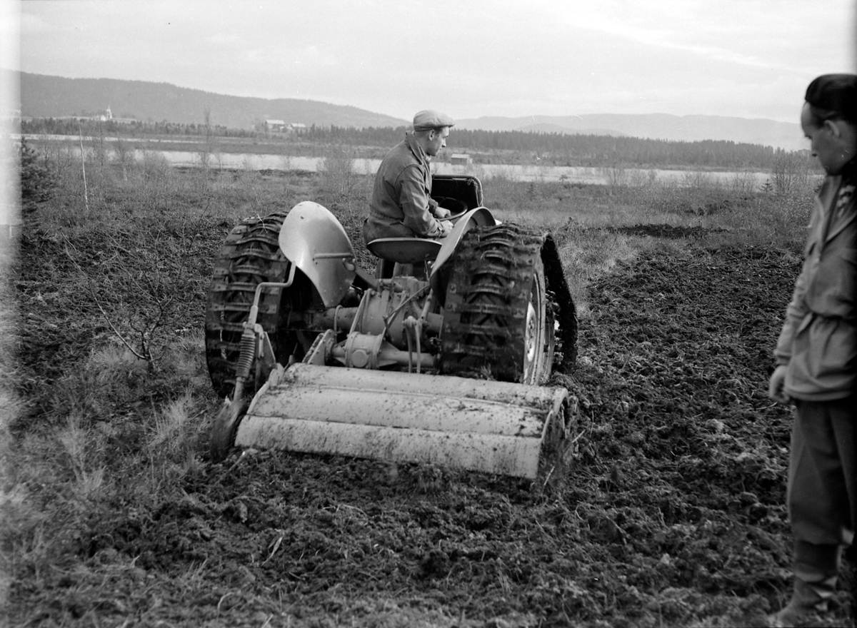 Demonstrasjon av traktor med forskjellig utstyr på Tiller